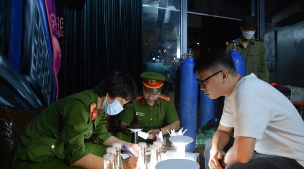 Hà Nội: Thu giữ 03 bình khí cười tại một cơ sở mới khai trương