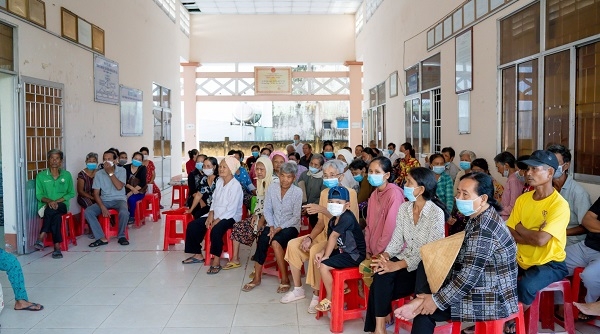 Công ty Cổ phần Dược phẩm Phong Phú khám bệnh và tặng quà cho người dân tỉnh Trà Vinh