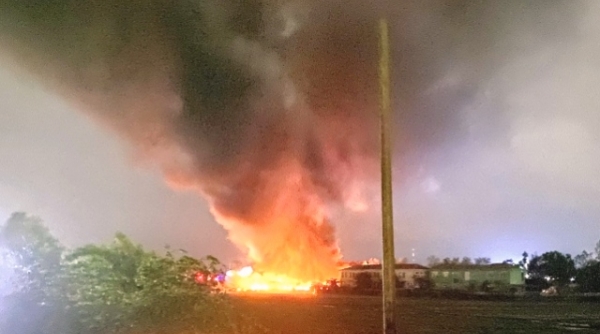 Cháy lớn tại kho phế liệu ở huyện Hòa Vang