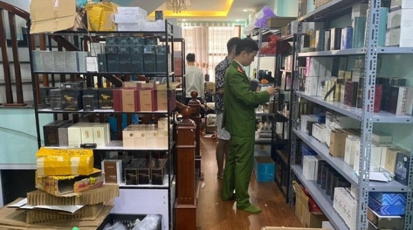 Phát hiện hơn 1.000 lọ nước hoa không rõ nguồn gốc của một tổng kho tại Hà Nội