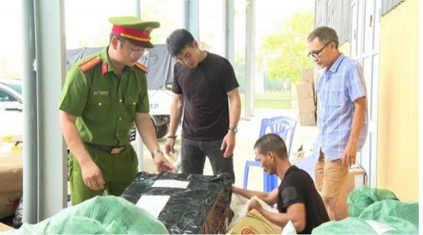 Thu giữ hàng hóa không rõ nguồn gốc trên xe vận chuyển của công ty chuyển phát nhanh Thuận Phong