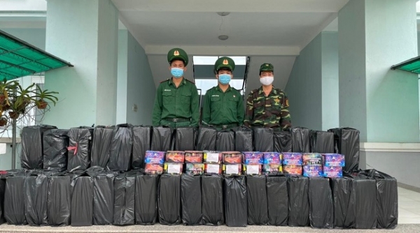 Bộ đội Biên phòng bắt giữ 422 hộp pháo lậu qua biên giới