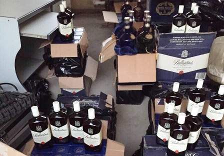 Thu giữ hơn 2.000 chai rượu nhập lậu tại Quảng Bình