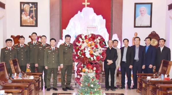 Giám đốc Công an tỉnh Thanh Hoá thăm và chúc mừng Tòa Giám mục nhân dịp Lễ giáng sinh