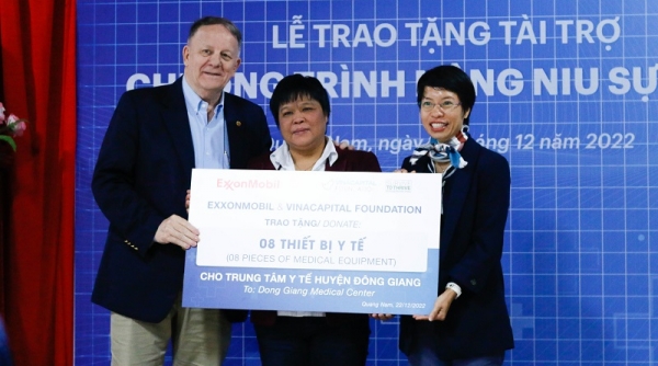 ExxonMobil Việt Nam trao tặng thiết bị y tế tại Quảng Nam