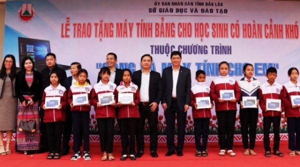 Đắk Lắk trao 14.000 máy tính bảng cho học sinh khó khăn