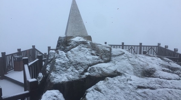 Tuyết rơi dày đặc trên đỉnh Fansipan