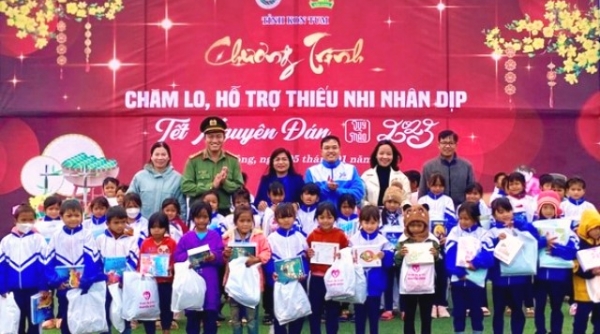 Tỉnh Đoàn Kon Tum tặng quà Tết cho học sinh vùng khó khăn huyện Tu Mơ Rông