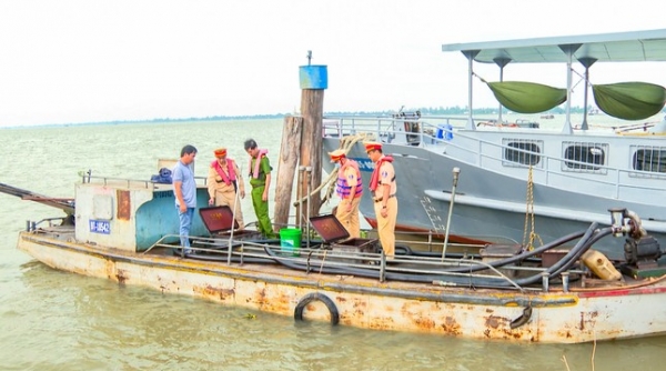 Phát hiện tàu chở hơn 4.000 lít dầu lậu trên sông Hậu Cần Thơ