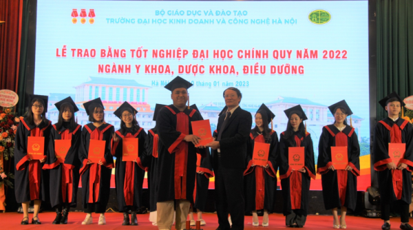 Trường Đại học Kinh doanh và Công nghệ Hà Nội trao bằng tốt nghiệp cho gần 300 sinh viên thuộc khối Sức khỏe