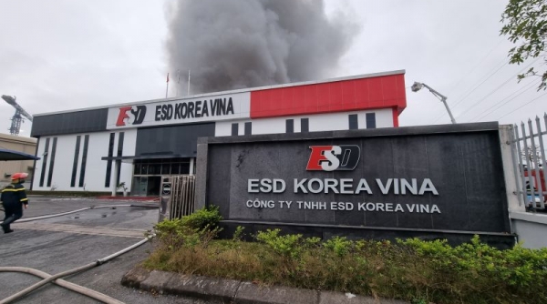 Nhà xưởng rộng gần 5.000 m2 ở Bắc Ninh bốc cháy dữ dội