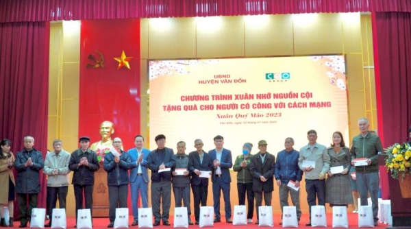 Tập đoàn CEO phối hợp với UBND huyện Vân Đồn tặng quà Tết Quý Mão cho người có công với cách mạng