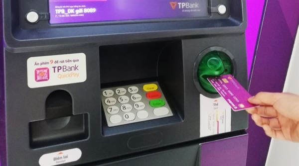 Nhu cầu rút tiền mặt tại các cây ATM giảm một nửa