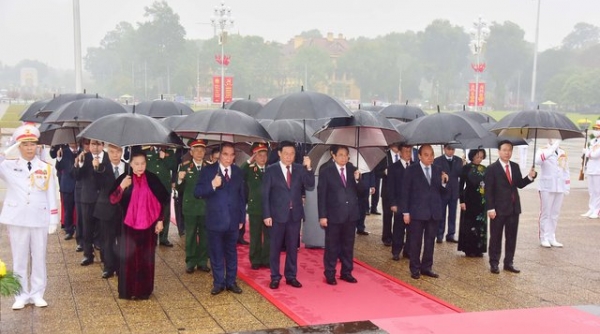 Lãnh đạo Đảng, Nhà nước vào Lăng viếng Chủ tịch Hồ Chí Minh; dâng hương tưởng niệm các Anh hùng liệt sĩ