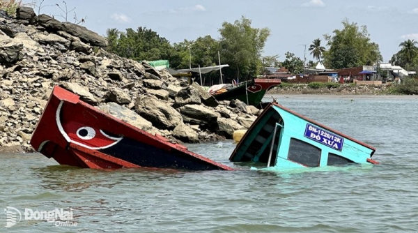 Lật đò chở khách trên sông Đồng Nai, 1 người tử vong