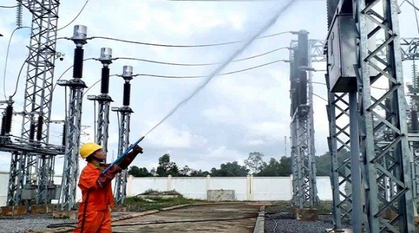Điện lực Quảng Bình: Vệ sinh lưới điện bằng nước áp lực cao