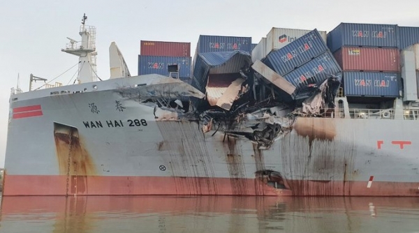 Hai tàu chở container va chạm mạnh trên sông ở TP. Hồ Chí Minh