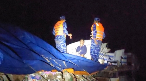 Lực lượng Cảnh sát biển phát hiện một tàu chở 20 tấn phế liệu trái phép