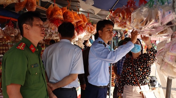 Quản lý thị trường Tây Ninh tham gia kiểm tra vệ sinh an toàn thực phẩm khu vực Hội xuân
