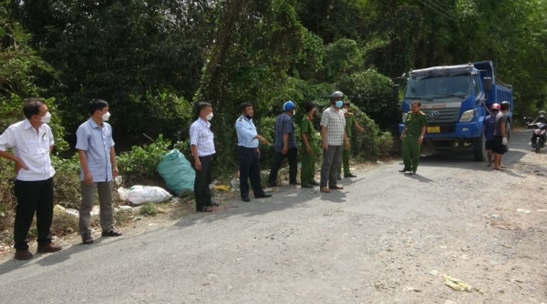 Tiêu hủy 52 con heo vận chuyển về từ Campuchia về Tri Tôn