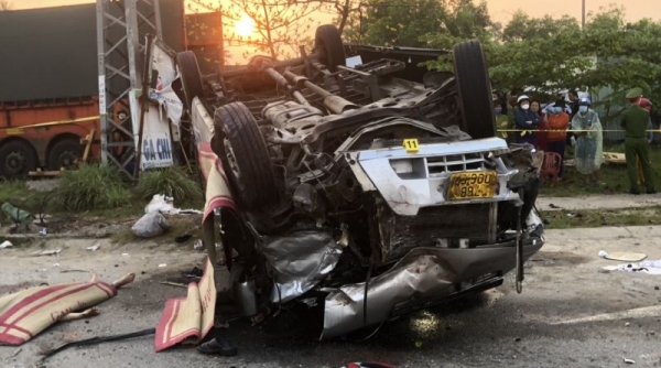 Tai nạn nghiêm trọng giữa xe khách và xe đầu kéo khiến 08 người tử vong 