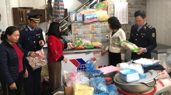 Lạng Sơn buộc tiêu hủy 25 kg thực phẩm nhập lậu