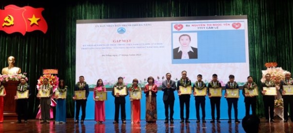 Đà Nẵng trao giải thưởng “Tỏa sáng Blouse trắng” cho 39 y, bác sĩ, nhân viên y tế