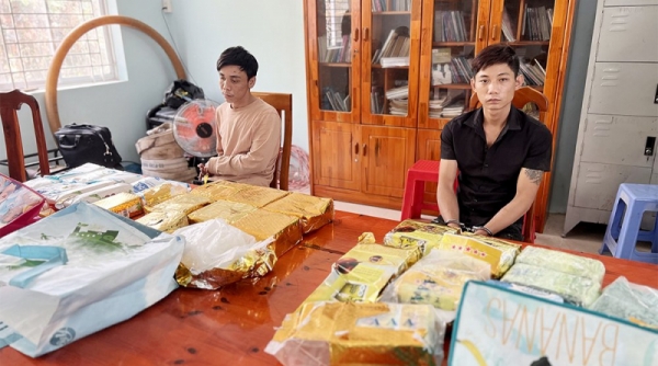Bắt giữ 02 đối tượng vận chuyển 18,6kg ma túy từ Campuchia về Việt Nam