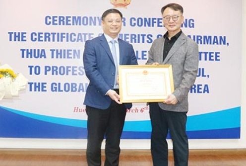 Tỉnh Thừa Thiên Huế tặng bằng khen cho Giáo sư, bác sĩ Park Myong Chul