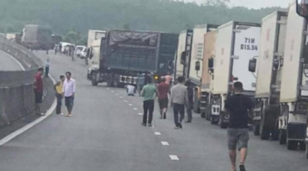 Xe tải nổ lốp, lật chắn ngang cao tốc Đà Nẵng - Quảng Ngãi gây ùn tắc nhiều giờ