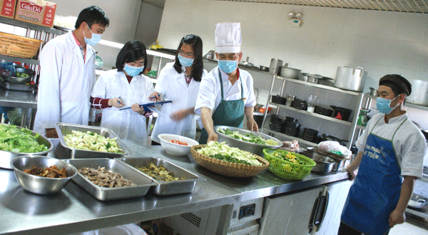 Xử phạt một cơ sở kinh doanh dịch vụ ăn uống vi phạm về lĩnh vực an toàn thực phẩm ở Đắk Nông
