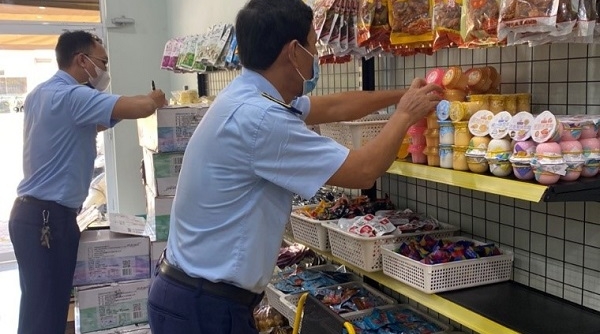 Tạm giữ lô hàng hơn 3.200 sản phẩm thực phẩm bao gói sẵn có dấu hiệu nhập lậu ở Bình Thuận