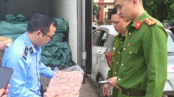 Lạng Sơn tạm giữ 2.000 kg chân gà rút xương đông lạnh có dấu hiệu vi phạm