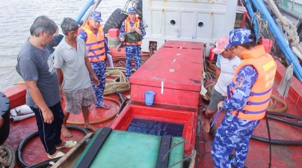Bộ Tư lệnh Vùng Cảnh sát biển 4 bắt giữ tàu cá chở 100.000 lít dầu DO không rõ nguồn gốc