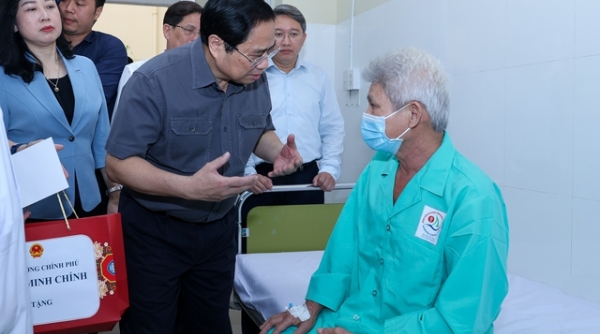 Thủ tướng Chính phủ khảo sát việc bảo đảm thuốc, vật tư y tế cho bệnh nhân