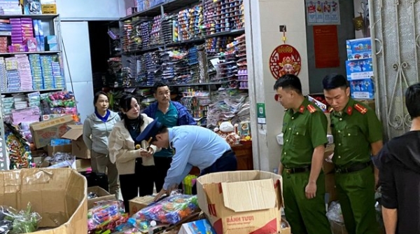 Quản lý thị trường Nghệ An tiêu hủy hơn 5.300 gói xúc xích, chân gà không rõ nguồn gốc