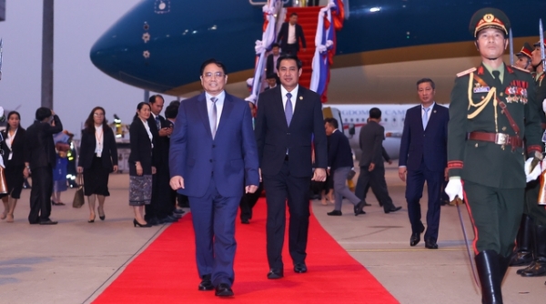 Thủ tướng tới Thủ đô Vientiane dự Hội nghị cấp cao Ủy hội sông Mekong quốc tế