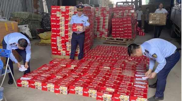 Lực lượng QLTT Hà Nội kiểm tra và phát hiện 1.300 thùng bánh không rõ nguồn gốc xuất xứ