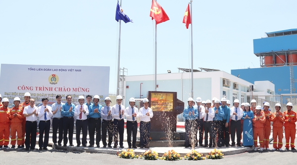 Gắn biển công trình Trạm biến áp 500kV Vân Phong và đấu nối Chào mừng Đại hội XIII Công đoàn Việt Nam nhiệm kỳ 2023 - 2028