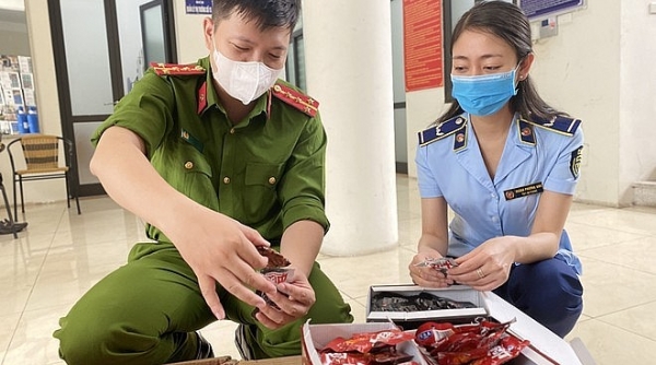 Thu giữ hơn 6.000 sản phẩm ăn liền không rõ xuất xứ từ Lào Cai về Hà Nội