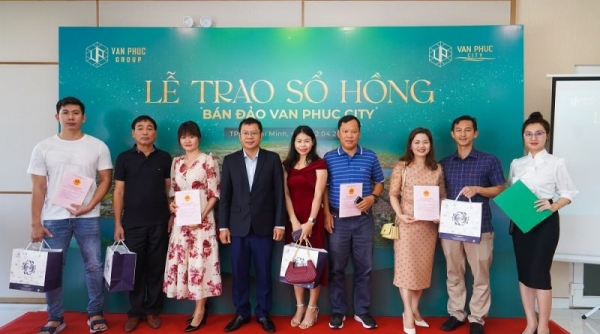 Van Phuc Group trao sổ hồng cho cư dân bán đảo Van Phuc City