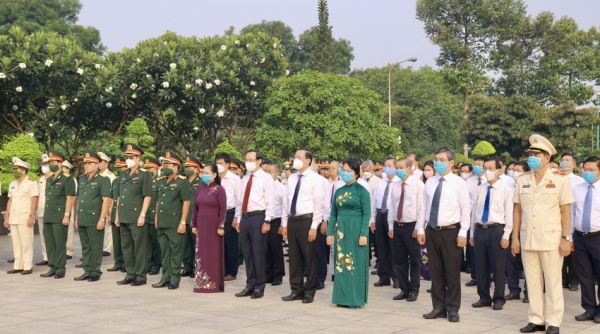 Lãnh đạo TP.HCM dâng hương, dâng hoa tưởng niệm các anh hùng liệt sĩ, Chủ tịch Hồ Chí Minh