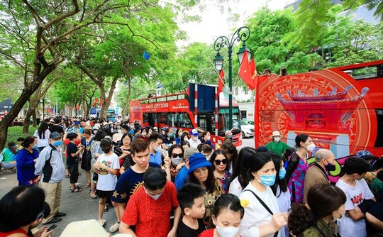 Hà Nội: Tổng thu từ khách du lịch sau nghỉ lễ đạt 2.400 tỷ đồng