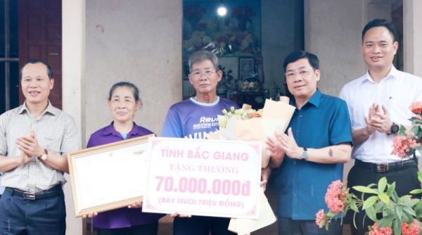 Bí thư Tỉnh ủy Bắc Giang thăm gia đình, khen thưởng vận động viên Nguyễn Thị Oanh