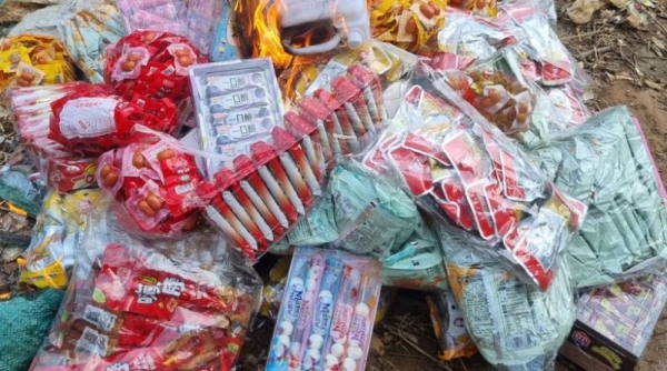 Tuyên Quang: Tiêu hủy hàng nghìn sản phẩm đồ ăn trẻ em không rõ nguồn gốc