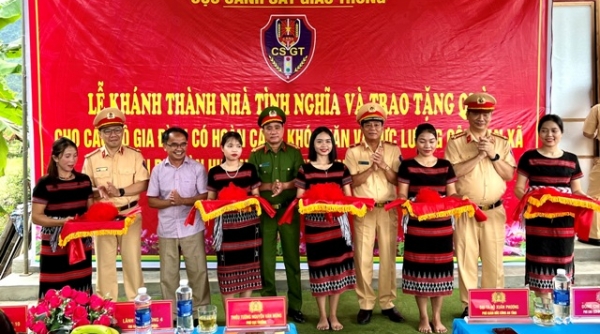 Cục Cảnh sát giao thông trao tặng nhà tình nghĩa cho gia đình khó khăn ở Thừa Thiên Huế