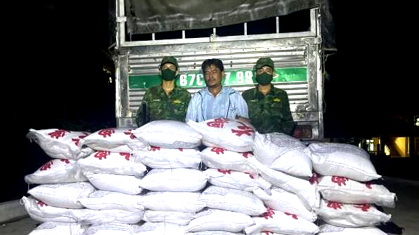 Lực lượng Biên phòng An Giang bắt giữ đối tượng vận chuyển trái phép 1,6 tấn đường cát