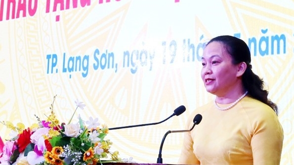 Thành ủy Lạng Sơn trao tặng Huy hiệu Đảng cho 71 đảng viên