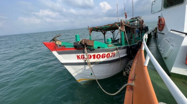 Kiên Giang: Bắt giữ tàu chở khoảng 10.000 lít dầu trái phép