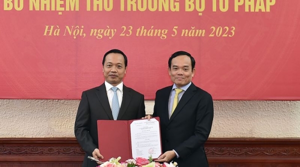Trao Quyết định bổ nhiệm ông Trần Tiến Dũng giữ chức Thứ trưởng Bộ Tư pháp